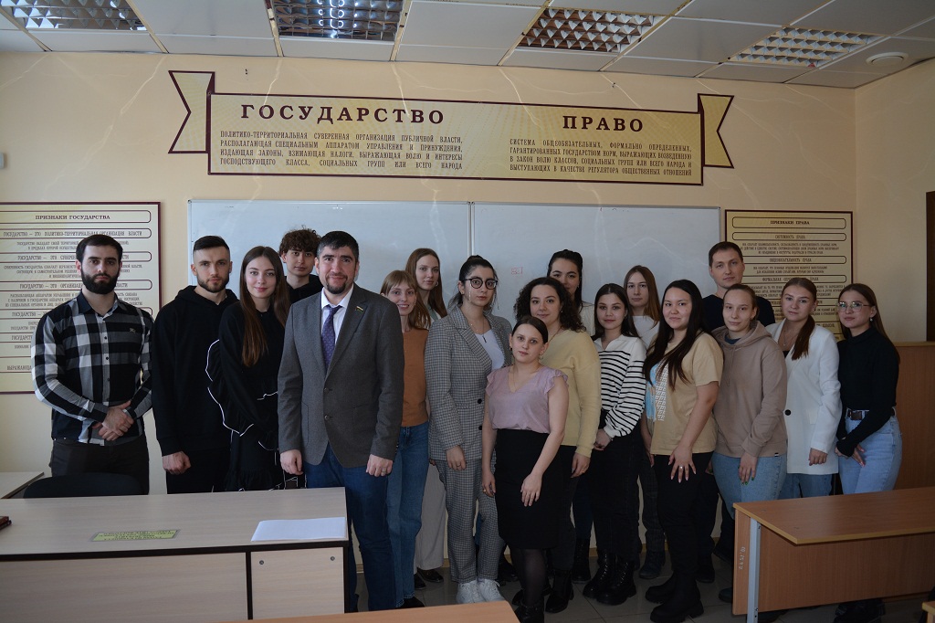 Иван Сергеевич Вершинин провел парламентский урок для студентов Филиала АНО ВО «ИДК» в Тюменской области