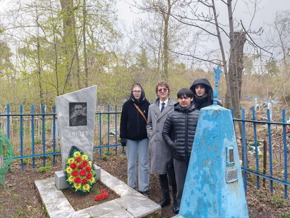 Проведение акции «очистим историческую память от мусора» (уборка мест захоронений героев)