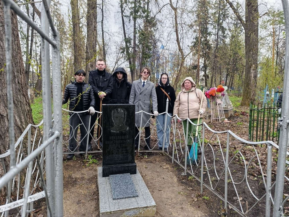 Проведение акции «очистим историческую память от мусора» (уборка мест захоронений героев)