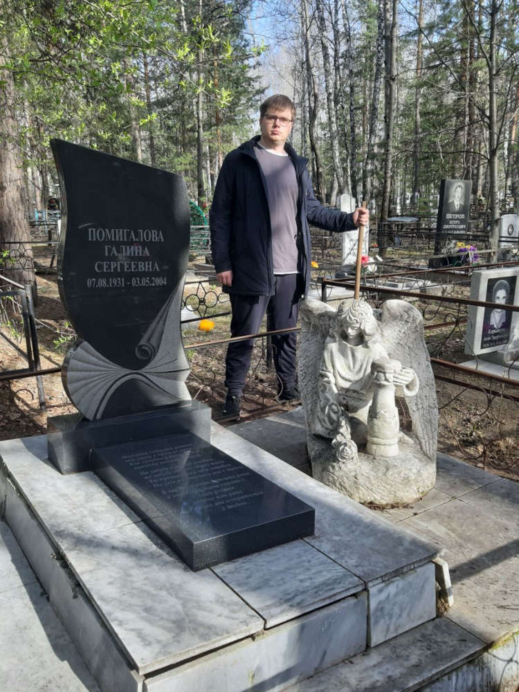 Проведение акции «очистим историческую память от мусора» (уборка мест захоронений героев)