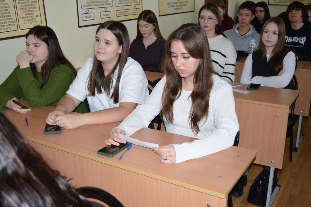 «Строки, опаленные войной»: в нашем филиале прошел устный журнал «Фронтовые конверты»